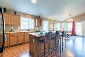 Frigorifero, microonde, forno, piano cottura