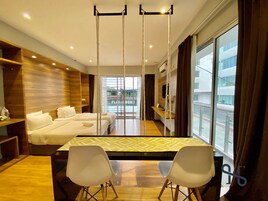 Deluxe Twin Room (Queen AS#1) | Langsir/tirai gelap terus, seterika/papan seterika, Wi-fi 