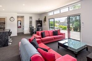 House, 4 Bedrooms, 2 Bathrooms | Living room