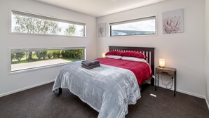 House, 4 Bedrooms, 2 Bathrooms | 4 bedrooms, iron/ironing board, free WiFi, bed sheets - Burgundy Place (Martinborough)
