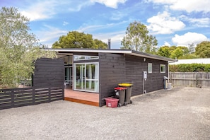 Exterior - Wine Down On Esther (Martinborough)