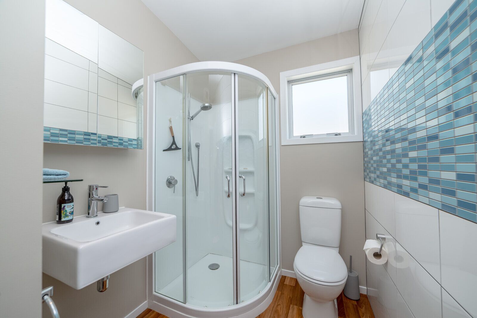 House, 4 Bedrooms, 2 Bathrooms | Bathroom | Shower, towels, soap, shampoo