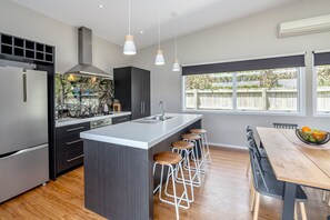 Maison, 4 chambres, 2 salles de bains | Cuisine privée | Grand réfrigérateur, micro-ondes, four, lave-vaisselle