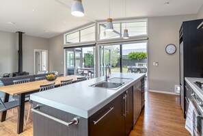 Huis, 4 slaapkamers, 2 badkamers | Privékeuken | Een koelkast met diepvriezer, een microgolfoven, een oven