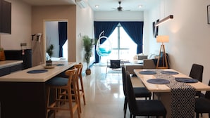 Une cuisine moderne avec un coin repas, un ventilateur de plafond et une vue sur le salon.