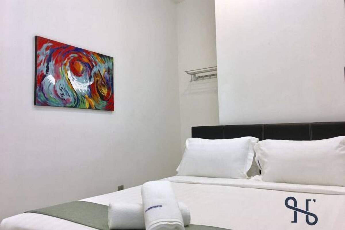 3 bedrooms, individually decorated, individually furnished, desk