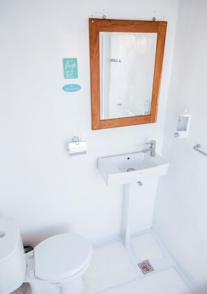 Cabaña | Baño | Regadera y toallas