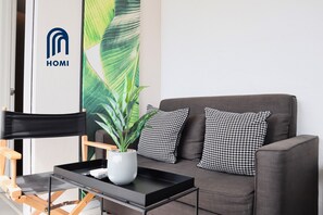 Deluxe Room | Peti besi dalam bilik, meja, langsir/tirai gelap terus 