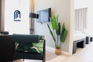 Suite – standard | Safe på rommet, skrivebord, blendingsgardiner og strykejern/-brett