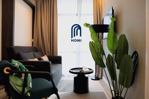 Suite – standard | Safe på rommet, skrivebord, blendingsgardiner og strykejern/-brett