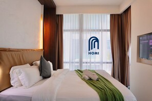 Rom – deluxe | Safe på rommet, skrivebord, blendingsgardiner og strykejern/-brett