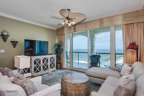 智能电视、Netflix、书、流媒体服务