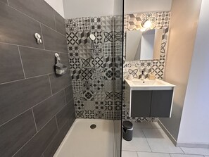 Dusche, Haartrockner, Toilettenpapier