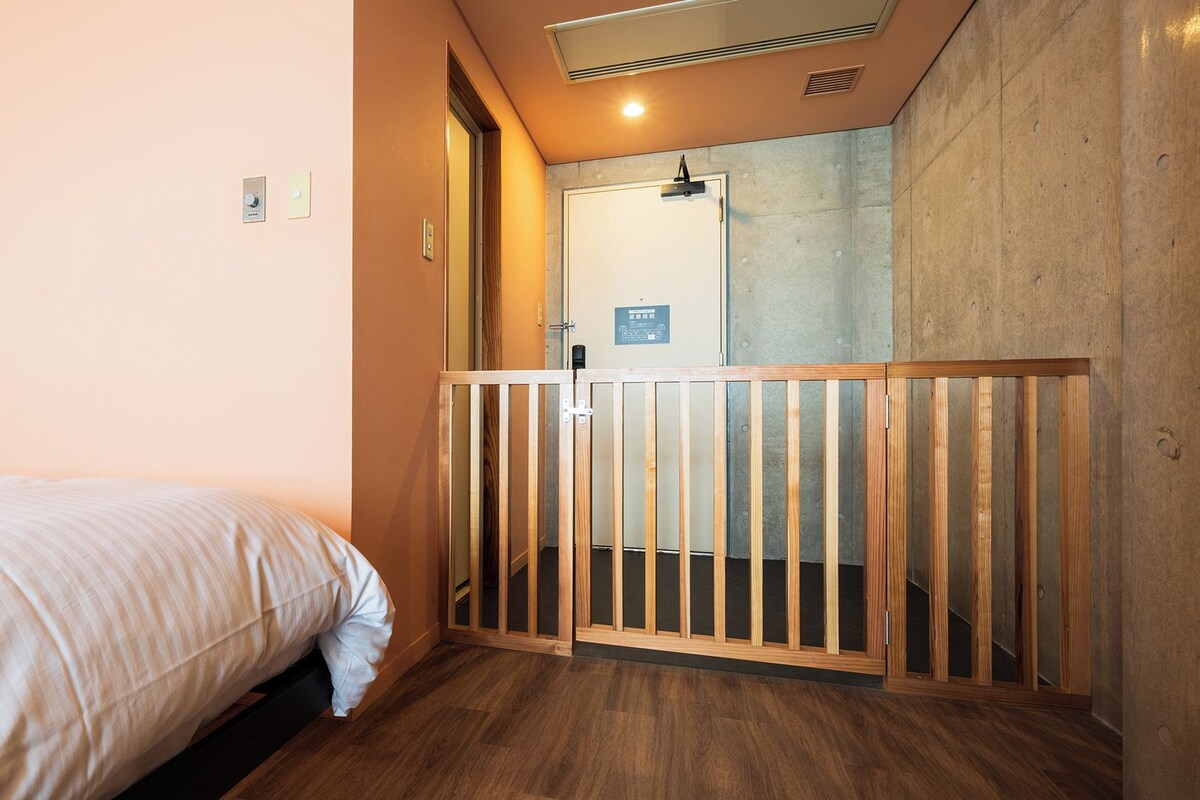 WiFi (free), bed sheets