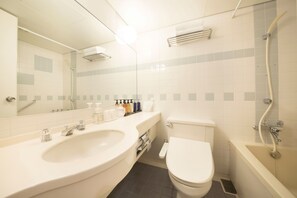 Habitación estándar con 2 camas individuales | Baño | Ducha y bañera combinadas y artículos de higiene personal gratuitos
