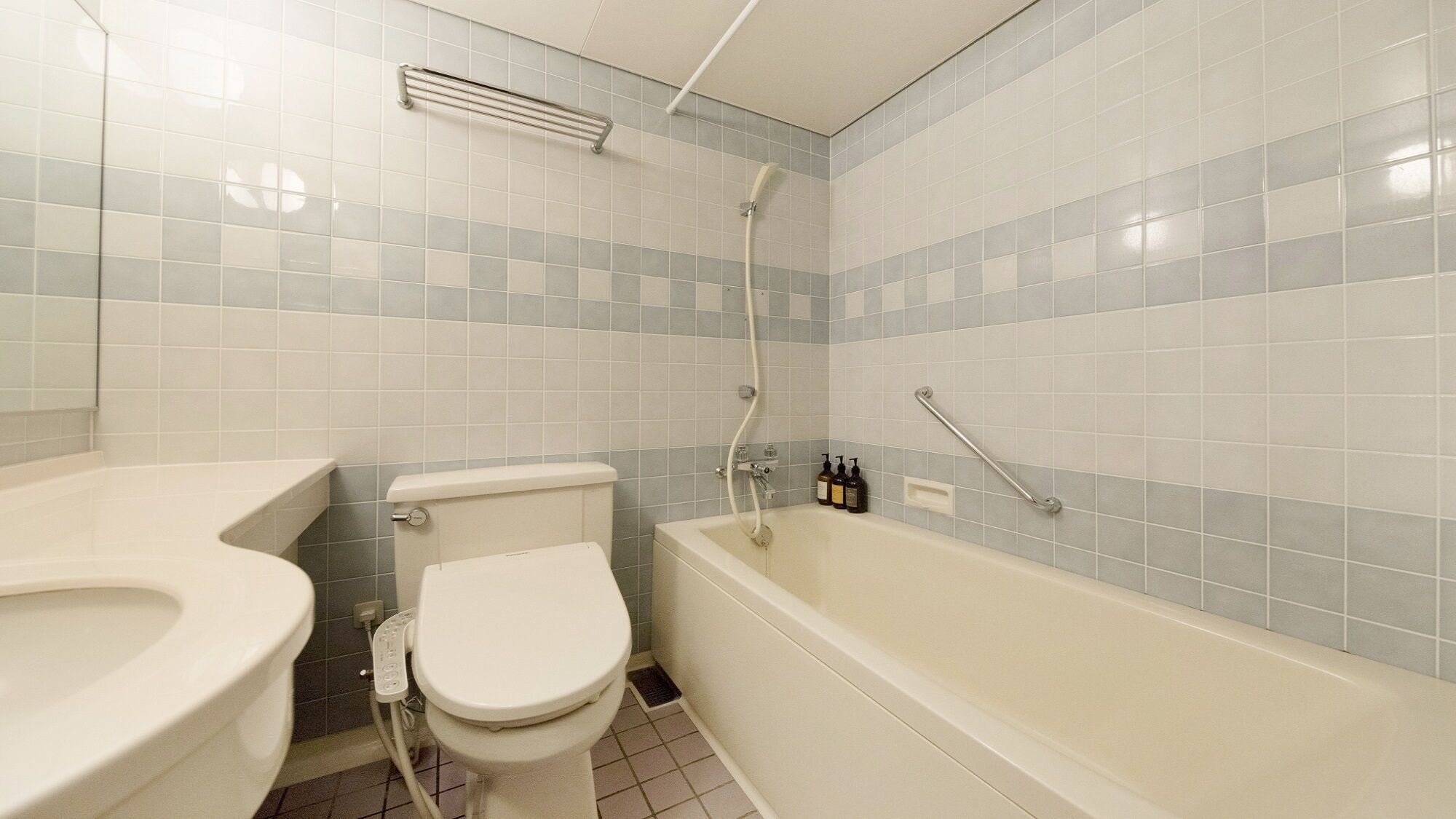 Une salle de bain avec des toilettes, un lavabo et une baignoire.