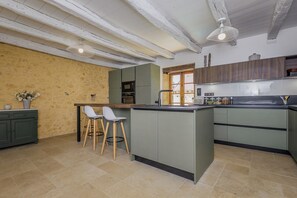 Réfrigérateur, micro-ondes, four, plaque de cuisson