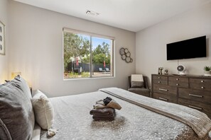 3 bedrooms, desk, iron/ironing board, travel cot - Sedona Spectacular: Luxury 3BR home with private pool, hot tub, and stunning red rock views. (Sedona)