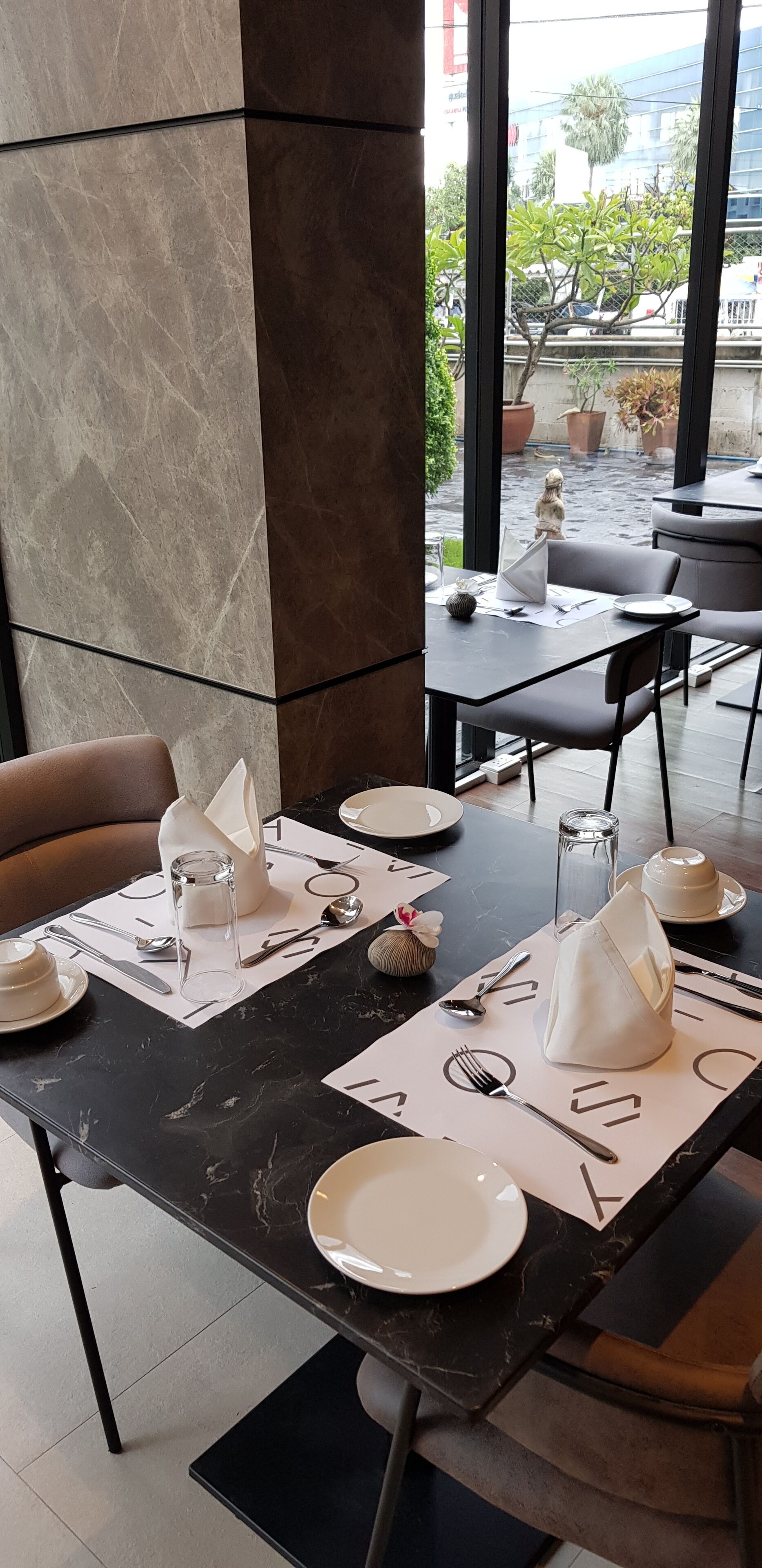 breakfast, lunch, dinner served; international cuisine