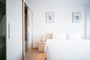 Minibar, caja de seguridad en la habitación y escritorio 