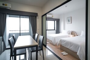 Habitación familiar con 2 camas individuales | Minibar, caja fuerte, escritorio y sistema de insonorización