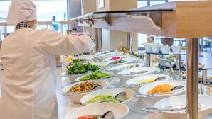 Una mesa de buffet con diversos platos y cubiertos.