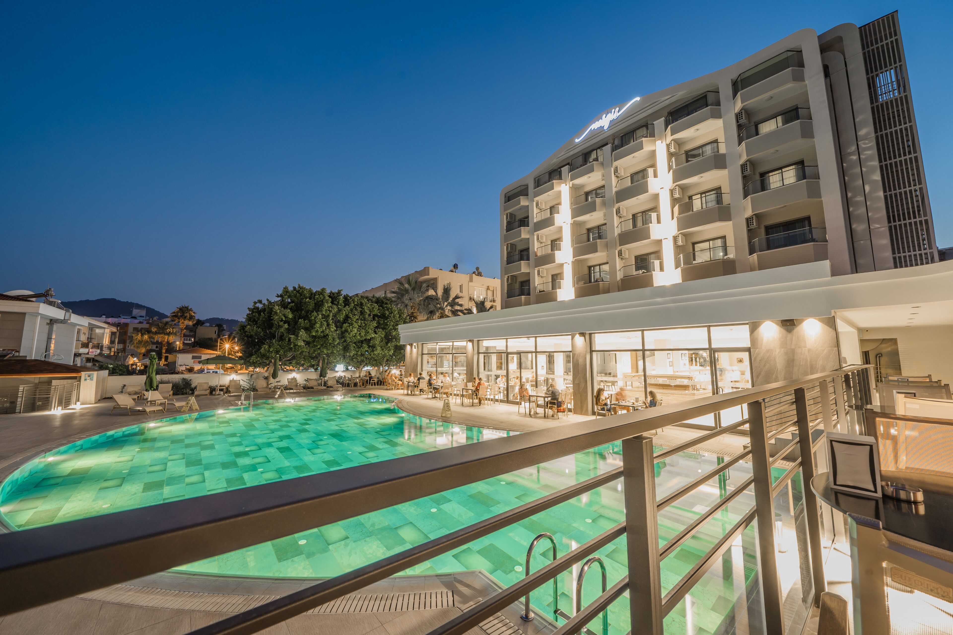 Um hotel com piscina, área de estar externa e vista para a região.