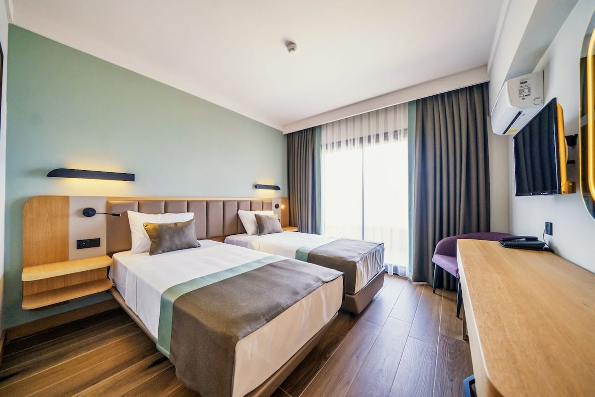 STANDARD LAND VIEW | Minibar, brankas, ruang kerja ramah laptop, dan tirai kedap cahaya