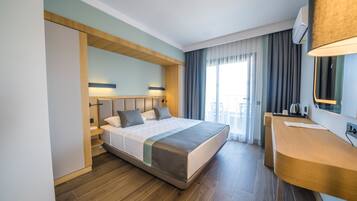 Minibar, värdeförvaringsskåp på rummet och arbetsyta för laptop