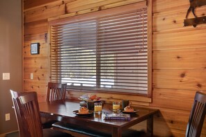 Chalet (3 Bedrooms) | Dining room