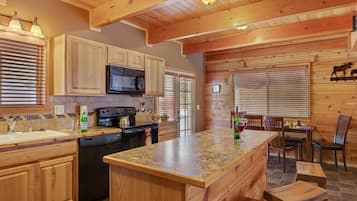 Chalet (3 Bedrooms) | Dapur pribadi | Lemari es, microwave, oven, dan kompor