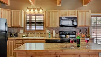 Chalet (3 Bedrooms) | Private kitchen | Fridge, microwave, oven, stovetop