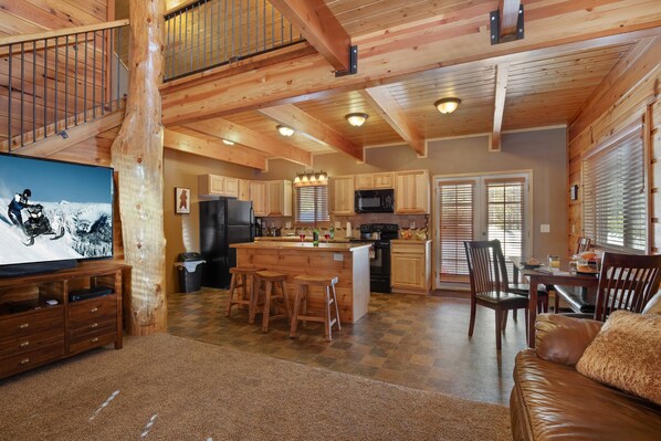 Alpehytte (3 Bedrooms) | Oppholdsområde | Flatskjerm-TV og leker