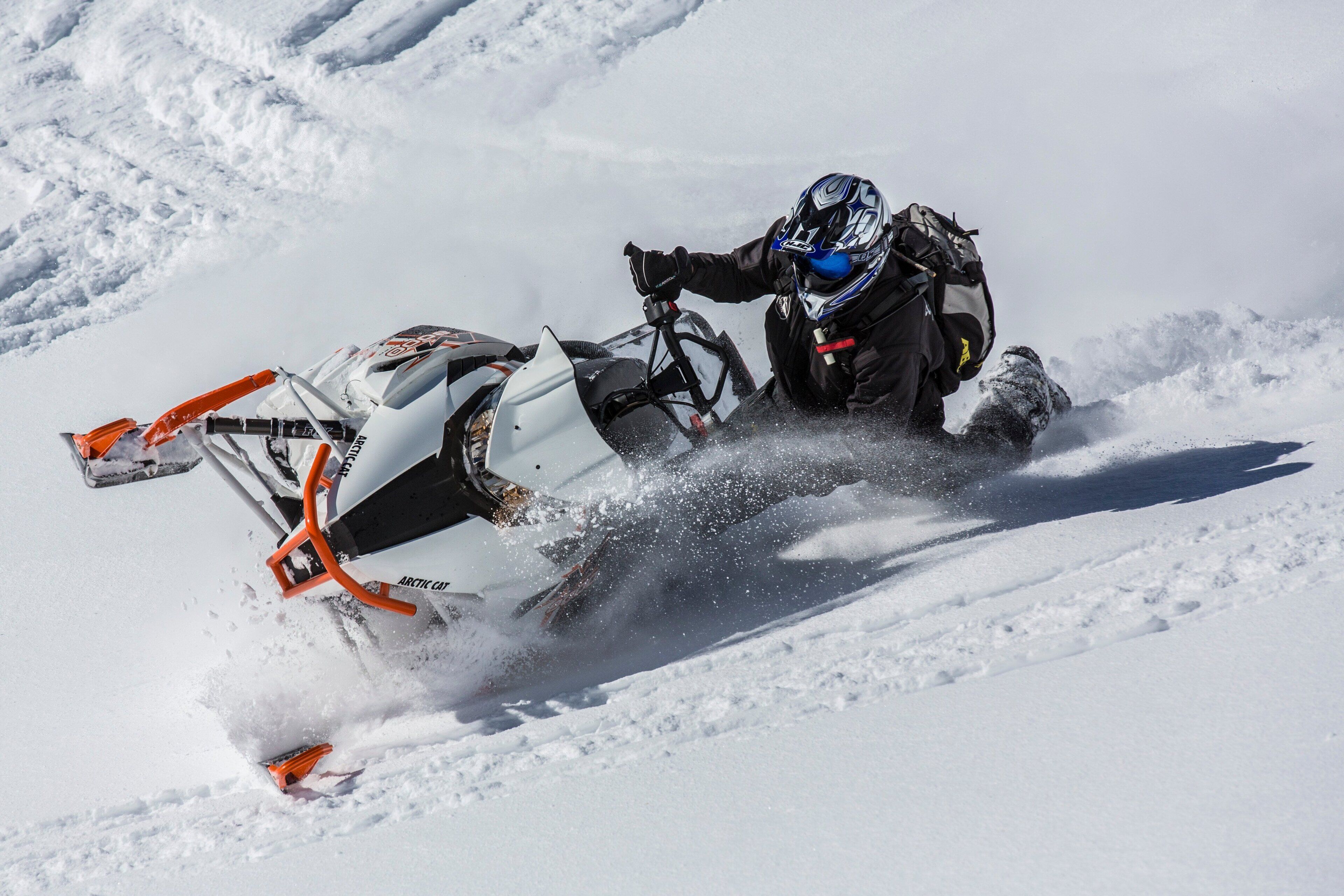 Uma moto de neve em movimento, levantando neve.