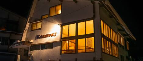 Fachada del alojamiento - Noche