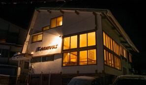 Bagian depan properti - sore/malam