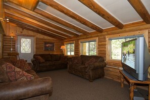 วิลล่า (6 Bedrooms) | ห้องนั่งเล่น | ทีวี, เครื่องเล่นดีวีดี, คอลเล็คชั่นวิดีโอ