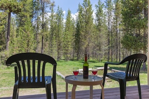 Outdoor dining - Grey Wolf Retreat (Island Park)