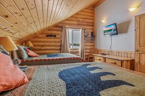 5 bedrooms, laptop workspace, iron/ironing board, travel crib - Boondockers (Island Park)