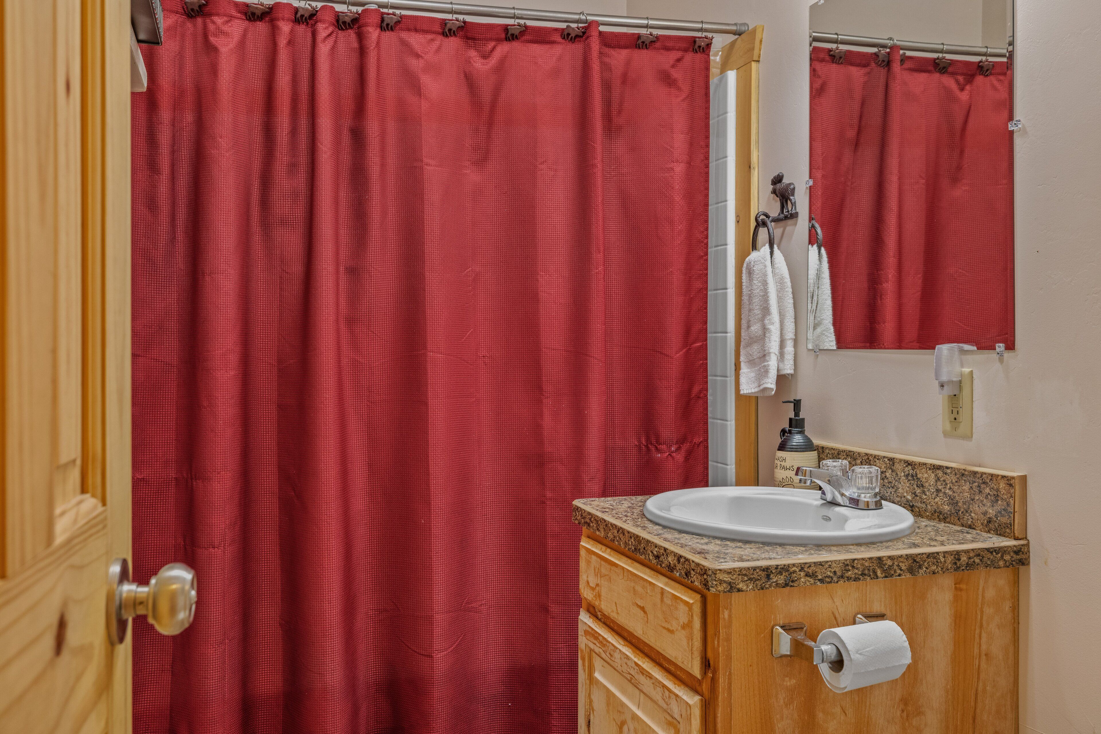 Villa (5 Bedrooms) | Bathroom | Shower, free toiletries, hair dryer, towels