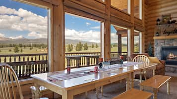 Villa (5 Bedrooms) | In-room dining