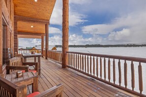 Outdoor dining - Boondockers (Island Park)