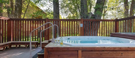 Outdoor spa tub