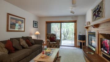 Appartement (1 Bedroom) | Coin séjour | Télévision, cheminée