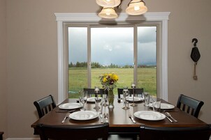 House (5 Bedrooms) | Dining room