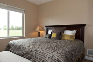 Casa (5 Bedrooms) | 5 dormitoris, planxa i posts de planxar i un bressol de viatge 