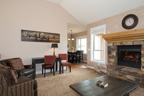 Casa (5 Bedrooms) | Sala d'estar | Televisor i llar de foc 