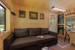 Huvila (2 Bedrooms) | Oleskelualue | Televisio, DVD-soitin