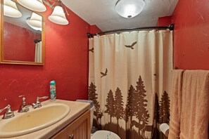 Villa (2 Bedrooms) | Baño | Regadera, amenidades de baño gratuitas, toallas, jabón 