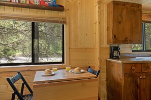 Villa (2 Bedrooms) | Comedor